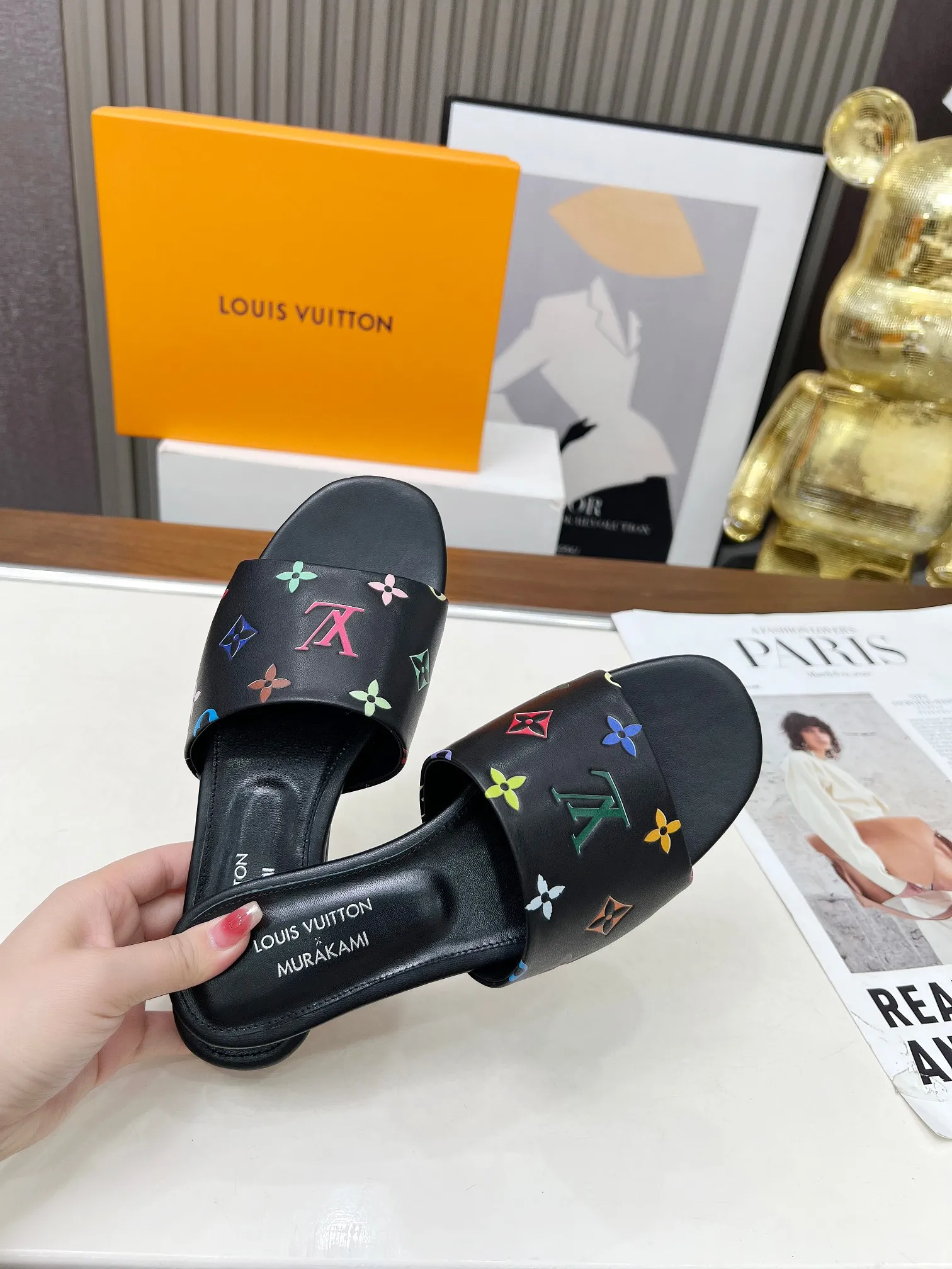💕💕Factory direct selling price p380💕💕Vuiton’s latest 2025 spring and summer style. This sandal is from the Louis Vuitton The dotted LV logo on the upper brings a different visual feast to the hot summer. Color: coffee, white, black. Size: 35 to 40 (4142 can be customized, non-returnable and non-exchangeable) (leather sole can be customized +30 non-returnable and non-exchangeable)